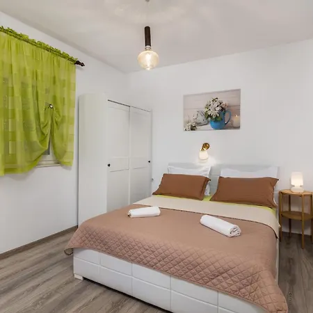 Front In With Wifi Apartment